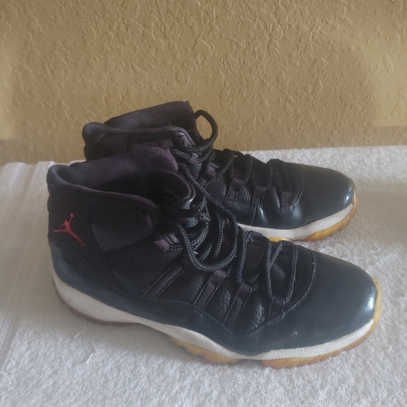 Sneakers - Picture 2 of 7